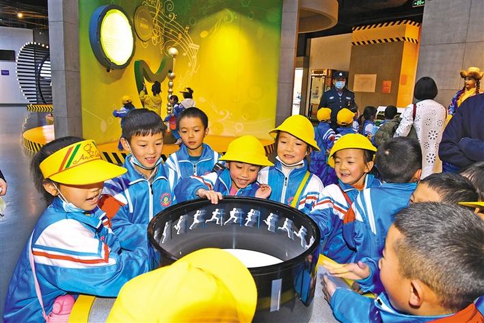 圖為10月29日，一年級的同學(xué)們在科技館參觀體驗。李洲 攝.jpg