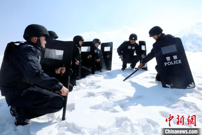 圖為扎西堅參與隊友在巡邏途中?！≡鲌詤⒐﹫D