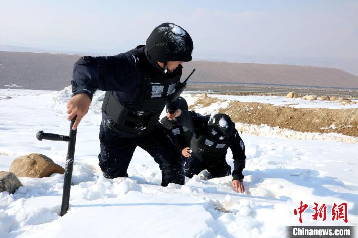 圖為扎西堅參與隊友在巡邏途中?！≡鲌詤⒐﹫D