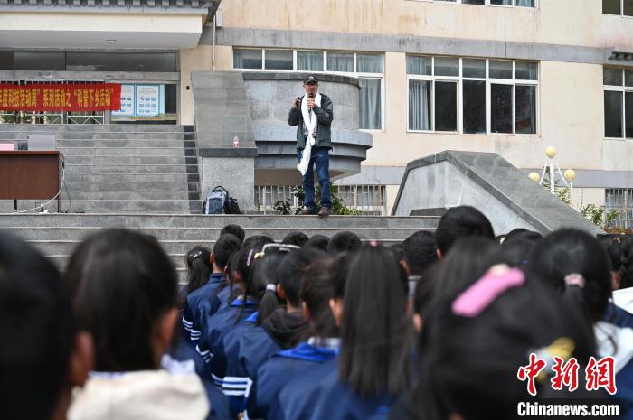 圖為西藏大學(xué)教授寧長(zhǎng)春為中學(xué)生授課?！≮w朗 攝