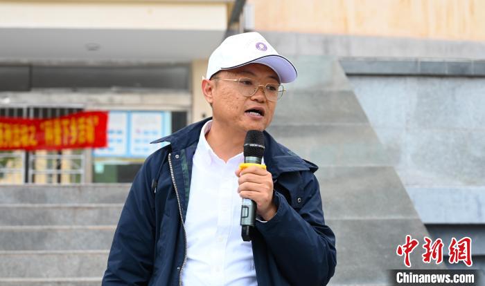 圖為西藏大學(xué)教授李昊為中學(xué)生授課?！≮w朗 攝