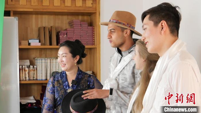 圖為留學(xué)生們正在直播帶貨?！≈x牧 攝