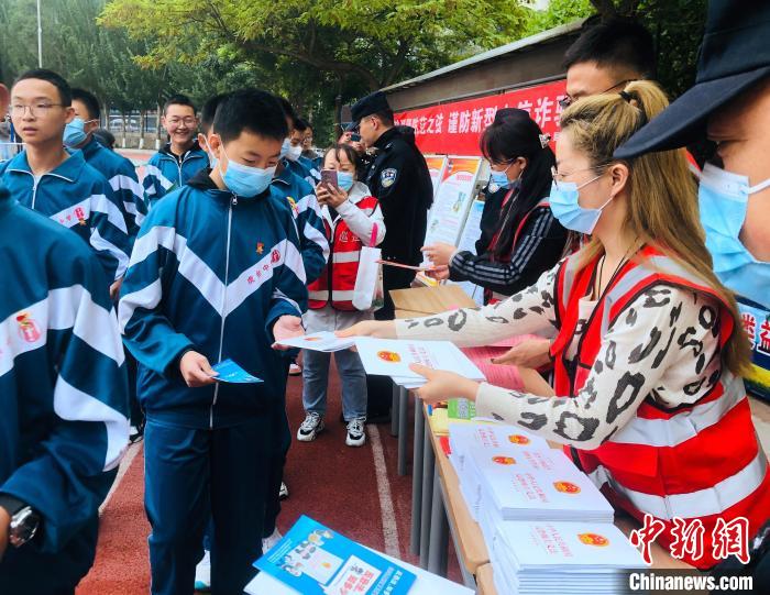 圖為西寧市法制宣傳進(jìn)校園?！∥鲗幨谐俏鲄^(qū)供圖