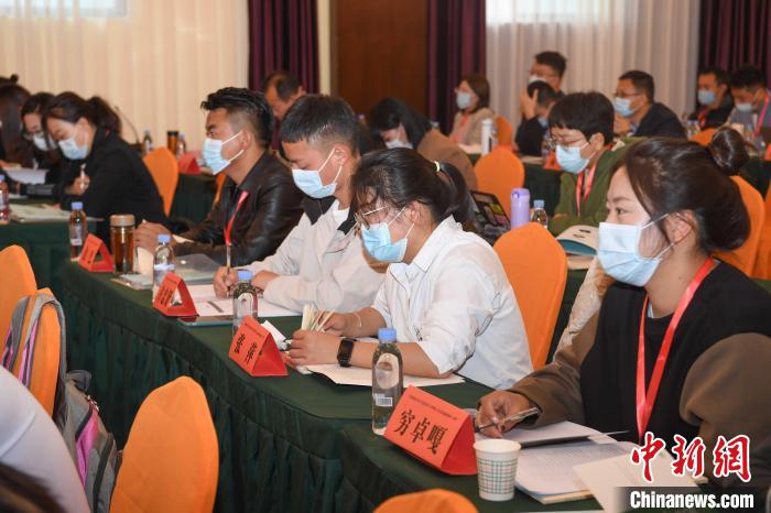 圖為第十五期全國預(yù)防青少年違法犯罪工作理論與務(wù)實(shí)高級研修班學(xué)員正在上課?！∝暩聛硭?攝