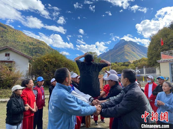 圖為學(xué)生們在西藏巴松措青少年活動營地開展趣味活動?！∥鞑厍嗌倌陮嵺`教育基地供圖