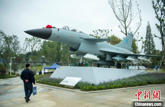 園林式戰(zhàn)斗機(jī)博物館內(nèi)展示的“殲10C”飛機(jī)?！⒅铱?攝