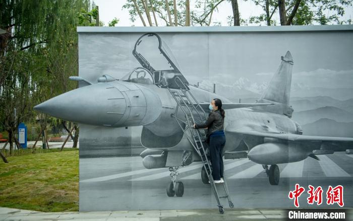 “猛龍出擊”互動(dòng)墻前市民體驗(yàn)登機(jī)場(chǎng)景。　劉忠俊 攝