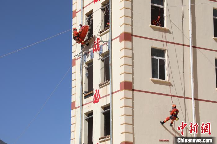 圖為消防指戰(zhàn)員進(jìn)行繩索救援演練?！≈炜旗?攝