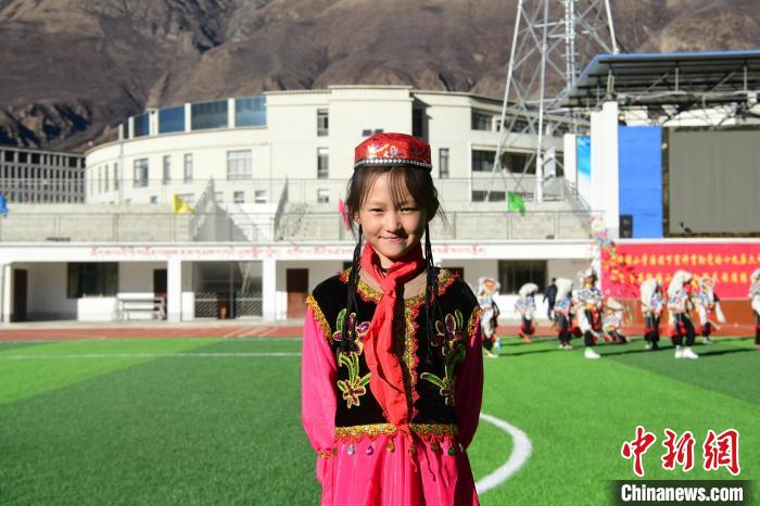 圖為加查縣安繞鎮(zhèn)小學回族學生馬萍?！∝暩聛硭?攝