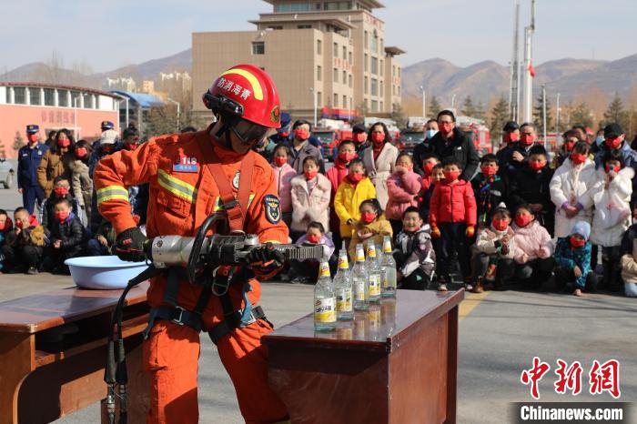 圖為消防救援人員技能展示?！铨埥?攝