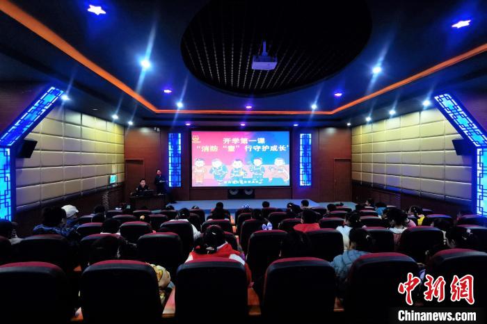 圖為小朋友們上消防安全知識(shí)教育課?！铨埥?攝