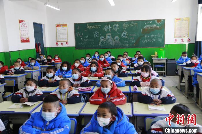 圖為正在上課的學(xué)生?！●R銘言 攝