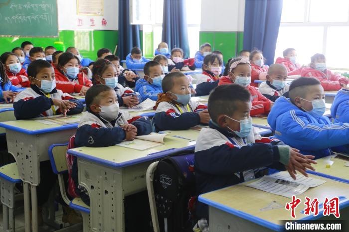 圖為學(xué)生學(xué)習(xí)七步洗手法。　馬銘言 攝