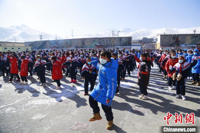 圖為學(xué)生跳起歡快的藏族舞蹈迎接新學(xué)期?！●R銘言 攝