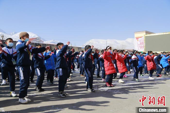 圖為學(xué)生跳起歡快的藏族舞蹈迎接新學(xué)期?！●R銘言 攝