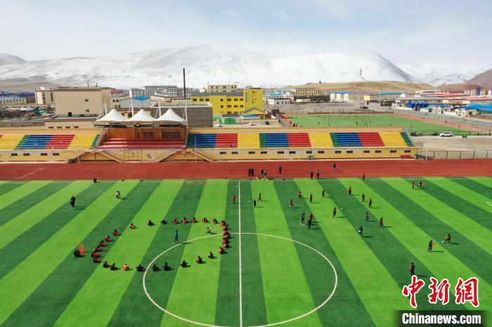 航拍曲麻萊縣足球場(chǎng)?！●R銘言 攝