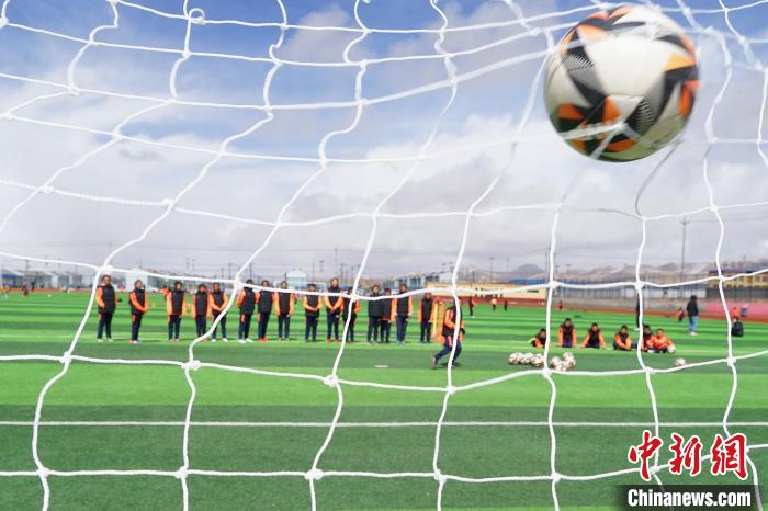 圖為孩子們進行射門訓(xùn)練?！●R銘言 攝