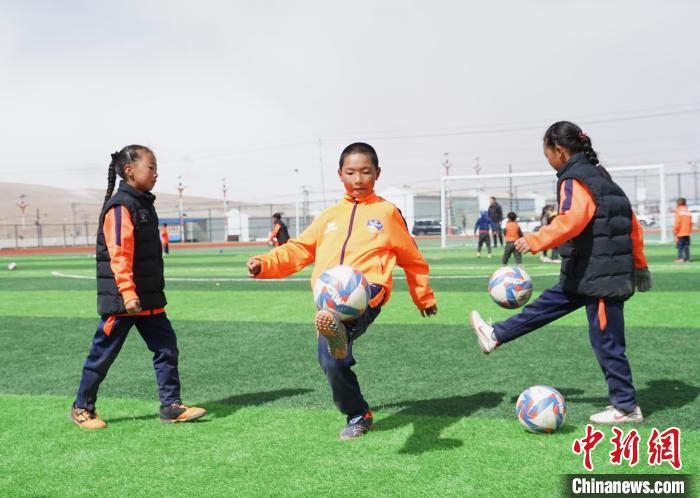 圖為孩子們進行顛球訓(xùn)練?！●R銘言 攝