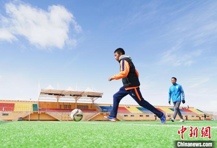 圖為一名男孩運球射門?！●R銘言 攝