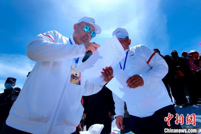 圖為裁判員統(tǒng)計(jì)牧民運(yùn)動(dòng)項(xiàng)目比賽成績(jī)?！±铍h 攝