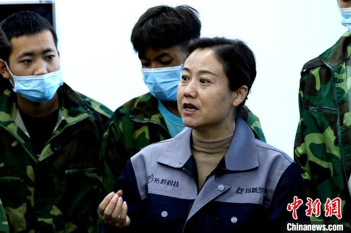 圖為李富香給與學生交流。(資料圖) 青海省教育廳供圖