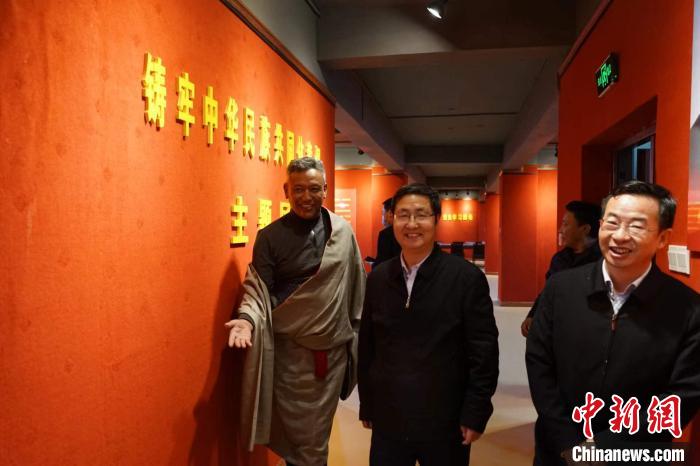 資料圖為參觀鑄牢中華民族共同體意識主題展?！『F龍 攝