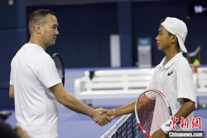 闊別兩年后，王發(fā)(右一)和王育喜(左一)再握手?！↑S迪燊 攝