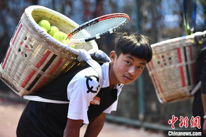 圖為“背簍少年”王發(fā)正在廊坊市體育館網(wǎng)球訓(xùn)練中心進(jìn)行訓(xùn)練。　鄭晨子 攝