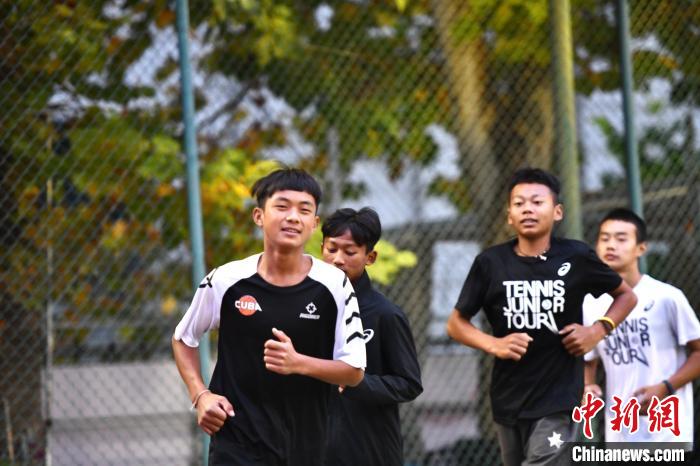 圖為王發(fā)和隊(duì)友們進(jìn)行體能訓(xùn)練?！∴嵆孔?攝