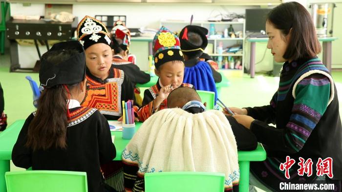 正在上課的學(xué)生?！√茊⒑?攝