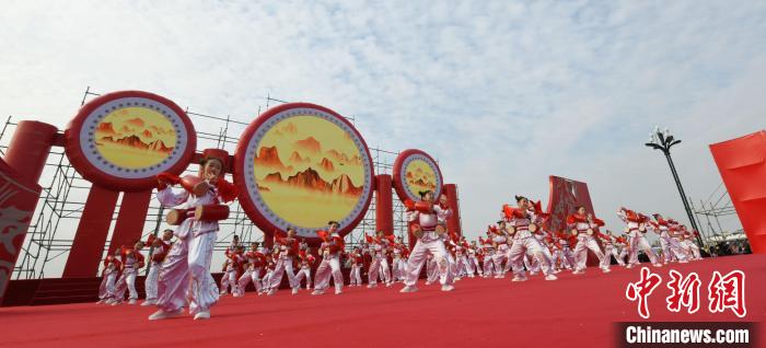 圖為山西翼城花鼓展演?！×赫赵?攝