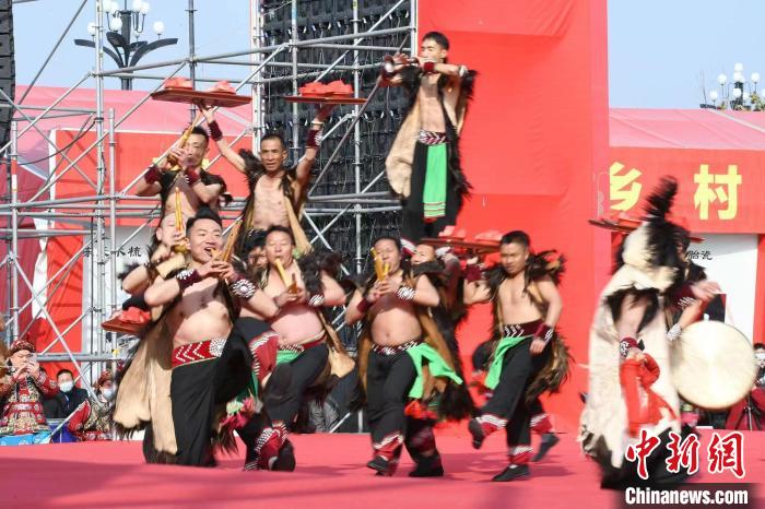 圖為少數(shù)民族舞蹈展演?！×赫赵?攝