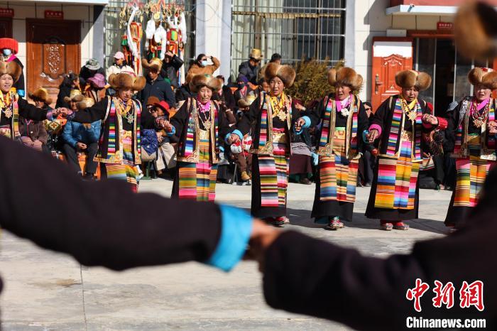 圖為民間藝人表演加麻“果諧”?！愔闈扇?攝