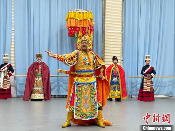 圖為格薩爾劇展演。　巷欠才讓 供圖