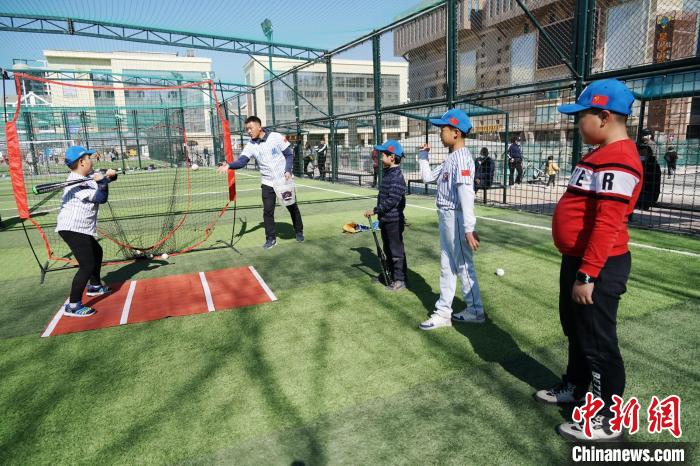 圖為小棒球手們進行擊球訓練。　馬銘言 攝