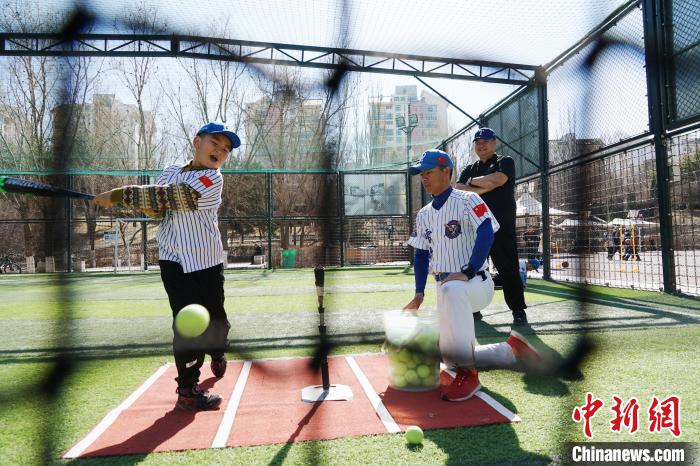 圖為教練指導小棒球手進行擊球訓練?！●R銘言 攝