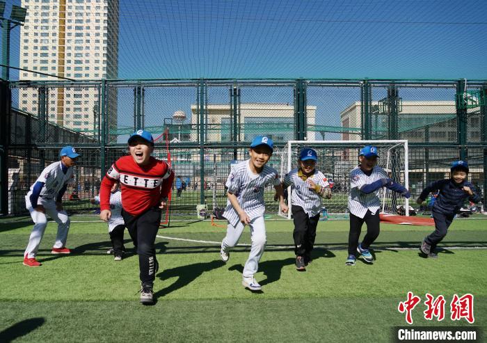 圖為小棒球手們進行體能訓練?！●R銘言 攝