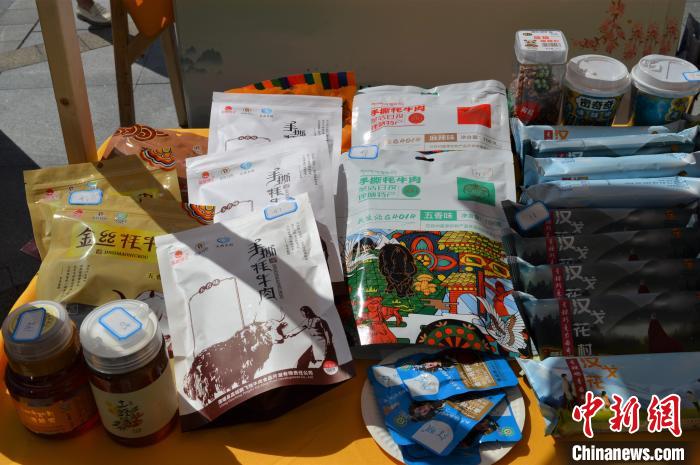 推介活動上的農(nóng)特產(chǎn)品展示?！≈炝杞?攝