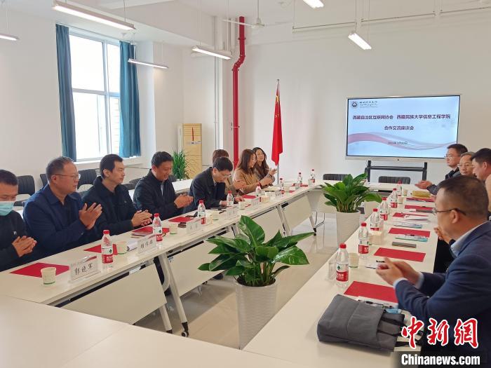 圖為座談會(huì)議現(xiàn)場(chǎng)?！「裆?攝