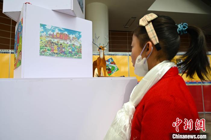 圖為學生參觀繪畫展。　趙朗 攝