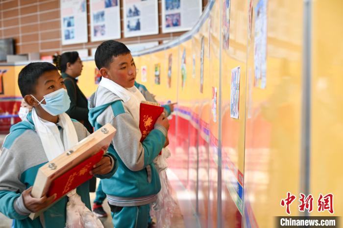 圖為學生參觀繪畫展?！≮w朗 攝