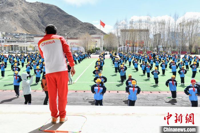 圖為學(xué)生在跳繩教練齊景龍的指導(dǎo)下做準(zhǔn)備運(yùn)動(dòng)?！∝暩聛?lái)松 攝