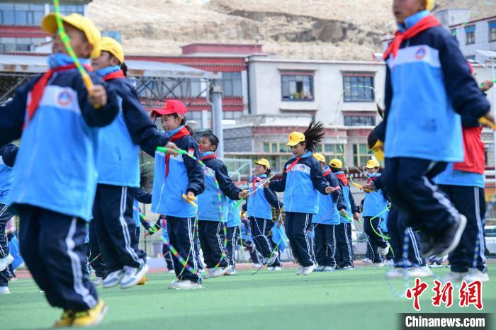 圖為學(xué)生正在練習(xí)跳繩?！∝暩聛?lái)松 攝