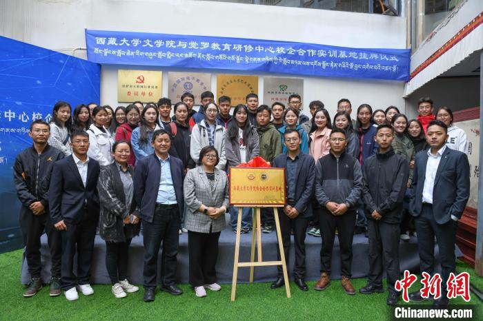 圖為揭牌儀式上合影?！∝暩聛硭?攝