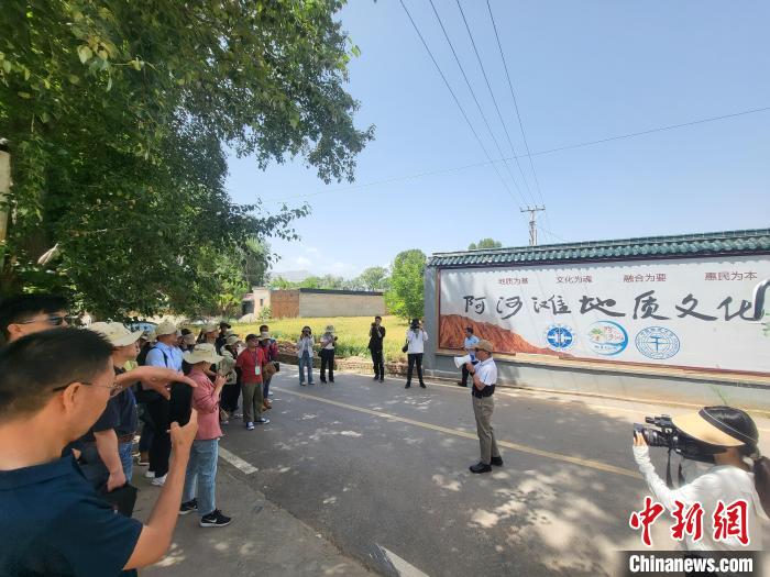 圖為中國(guó)地質(zhì)大學(xué)(北京)教授張緒教介紹村落情況?！『衍?攝