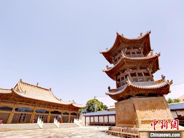 圖為阿河灘清真寺局部?！?zhí)砀?攝