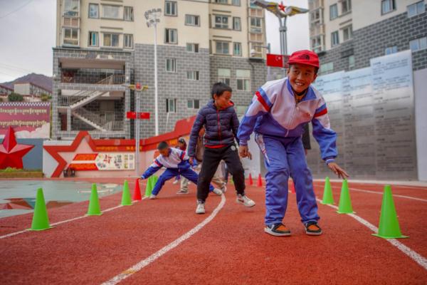 在高原上教孩子們打手球，“慢慢兒來(lái)，甭著急！”