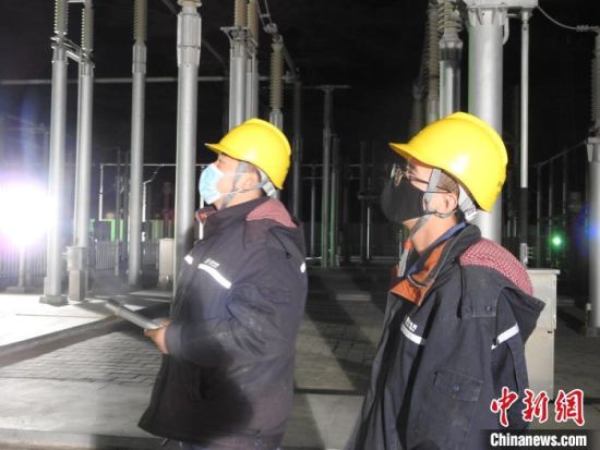 圖為5月10日凌晨，國網(wǎng)青海檢修公司柴達木換流站運維人員在進行柴拉直流系統(tǒng)停電操作?！∫杂?攝