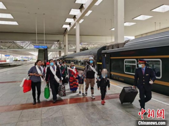 圖為拉薩車站工作人員為西藏先心病患兒和陪同人員提供“綠色”接力幫扶，并開通了專門通道，讓他們快速進站上車。拉薩車站 供圖
