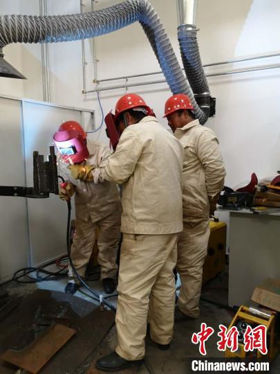 圖為學員正在進行電焊技能學習?！》尔惙?攝